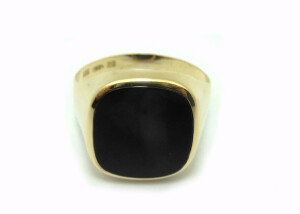 Ring 333/000 (8 Karat) Gold mit Onyx getragen 25032126 67
