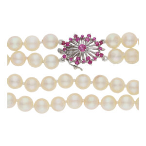 Perlenkette 2-Reihig 750/000 (18 Karat) Weißgold mit Rubin und Akoya Zuchtperlen, getragen 25321080