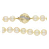 Perlenkette 585/000 (14 Karat) Weiß- und Gelbgold mit Diamanten und Akoya Zuchtperlen, getragen 25321079