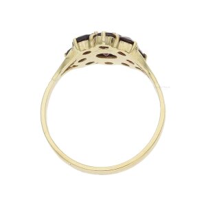 Ring 333/000 (8 Karat) Gelbgold mit Granat, getragen...
