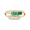 Ring 750/000 (18 Karat) Gelbgold mit Smaragd und Diamanten im Baguette-Schliff, getragen 25322859