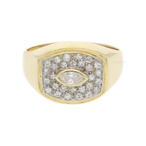 Ring 750/000 (18 Karat) Gold mit Diamanten, getragen...