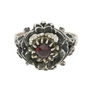 Trachten Ring mit Granat aus 835/000 geschwärztem Silber, Second Hand, getragen